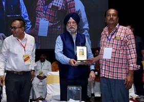 Street vendors an essential part of India’s economic growth story, says Puri