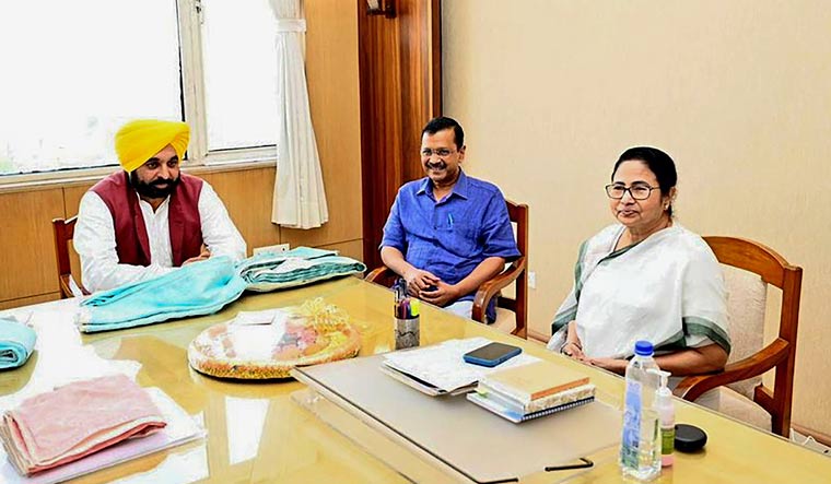 Mamata supports Kejriwal in fight against Centre’s ordinance