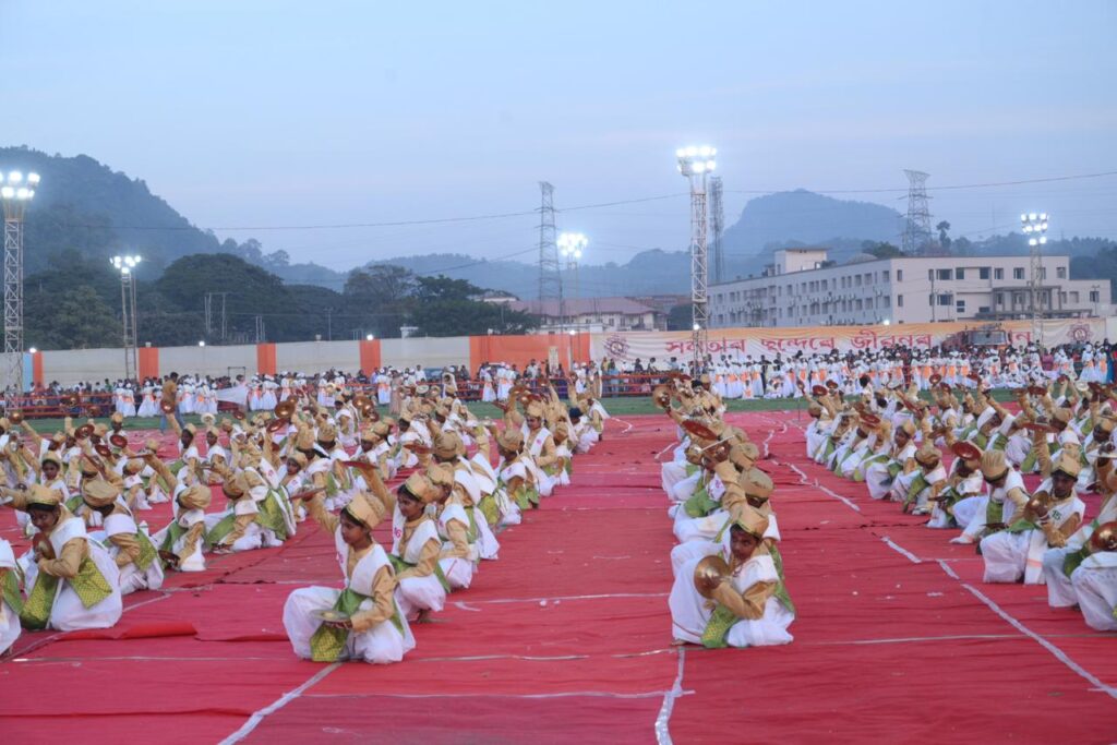 Thousands perform in Vande Mataram dance