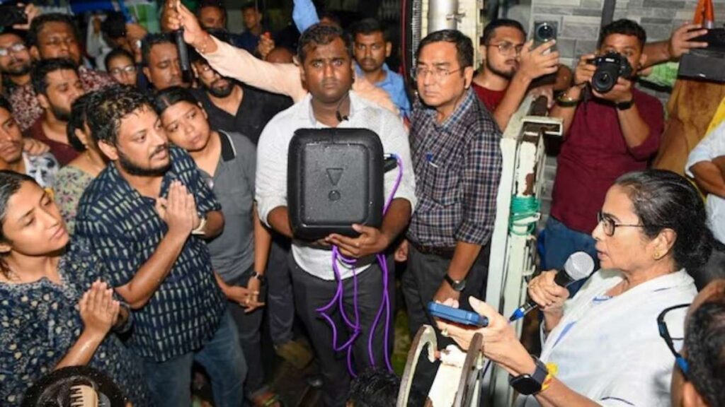 Protesting junior doctors withdraw ‘fast-unto-death’ after meeting CM Mamata 